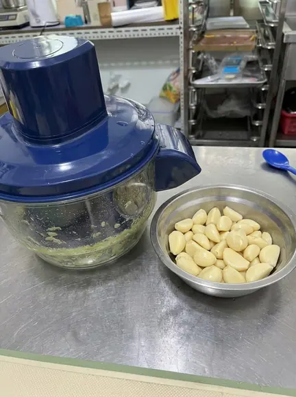 Foto del cliente: cuenco con dientes de ajo ya pelados junto al PeelPro azul
